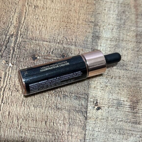 Makeup Revolution Liquid Highlighter Rose Gold New. 
Sealed unused - Picture 2 of 4